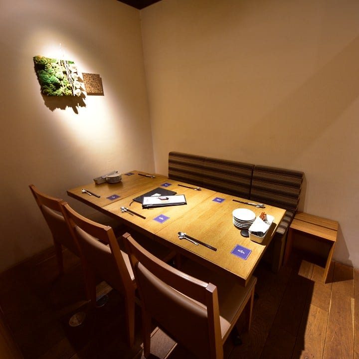 2階の扉付き個室のテーブル