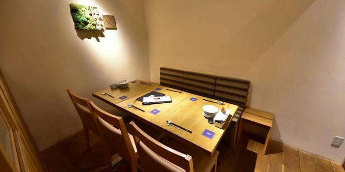 2階の扉付き個室のテーブル席