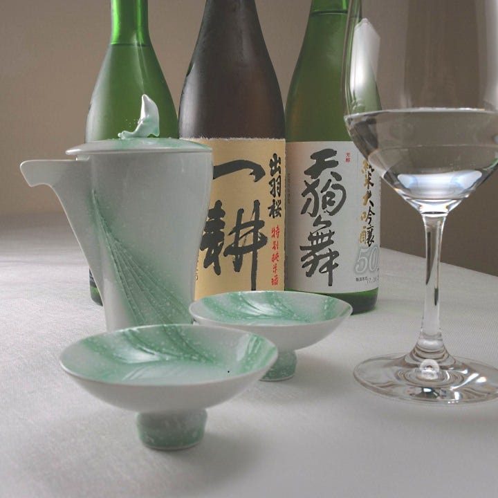 日本酒の瓶とお猪口