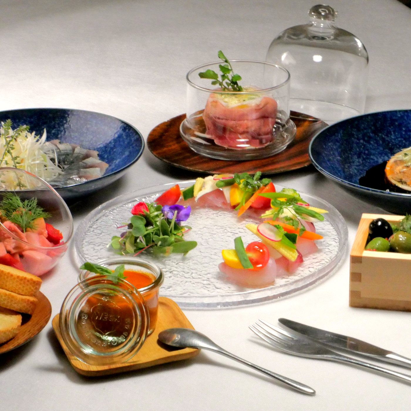 トマトのゼリー、カルパッチョ、しめ鯖、オリーブなどの前菜
